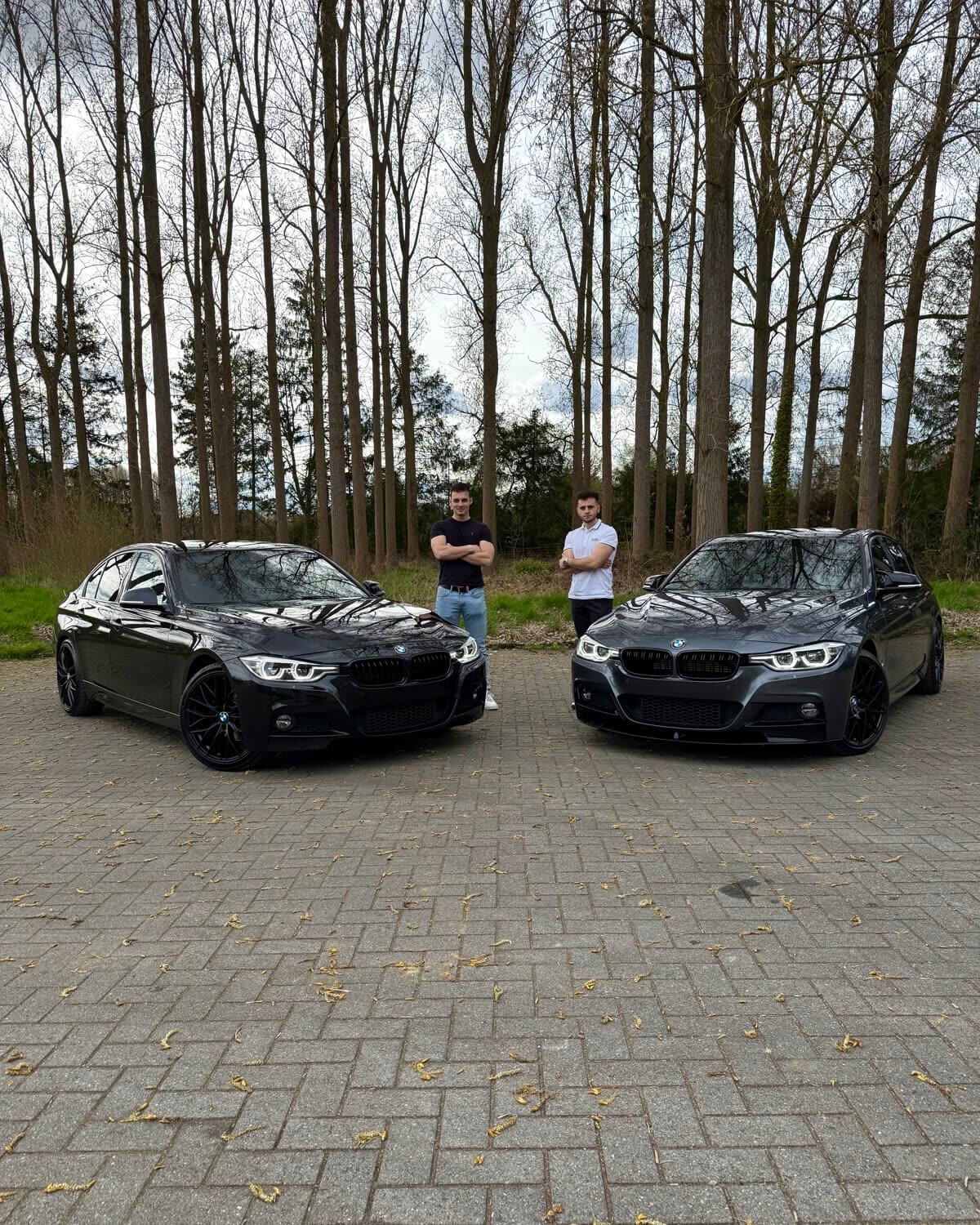 Arne en Garnik, oprichters van AG Car Detailing, naast hun BMW's