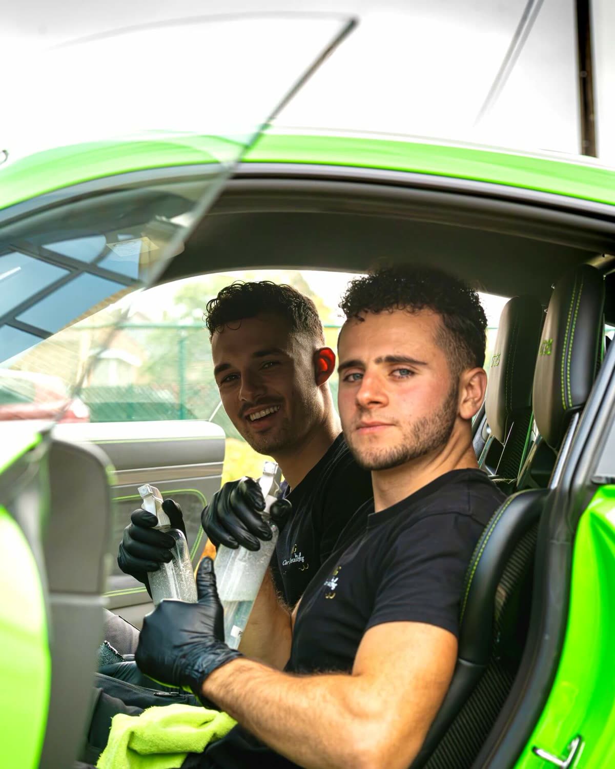 Arne en Garnik, oprichters van AG Car Detailing, in de Porsche 911 GT3 RS