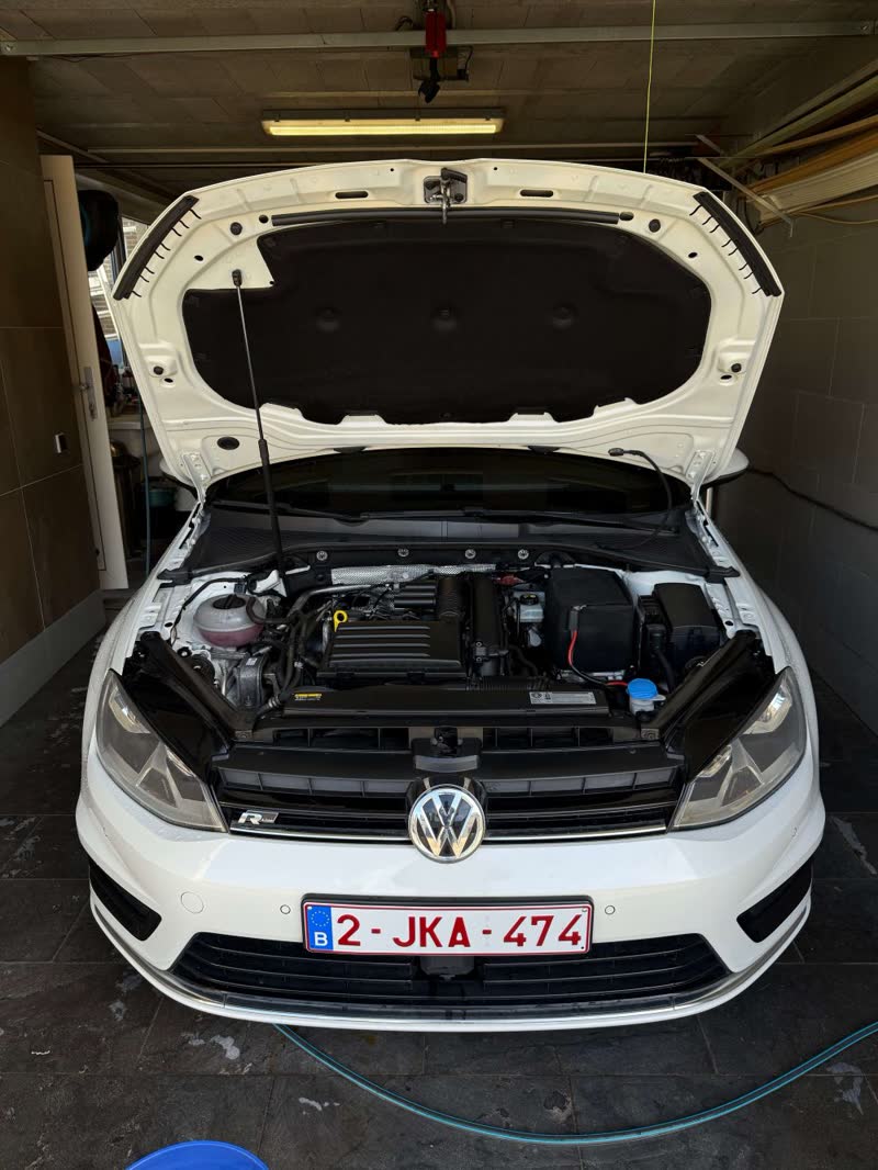 Schone motorruimte VW Golf na de detailing behandeling