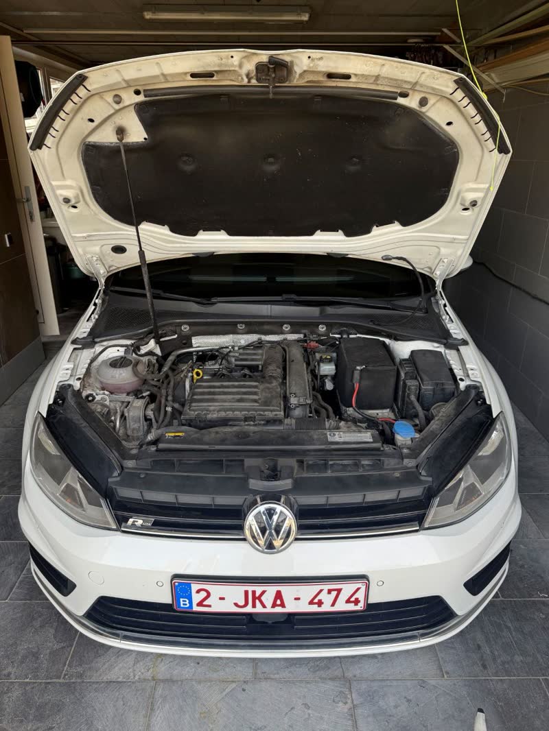 Vuile motorruimte VW Golf voor de detailing behandeling