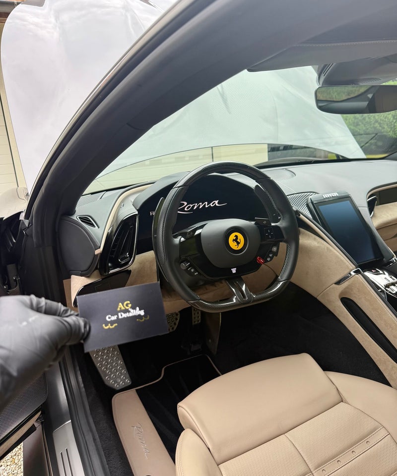 Volledig gereinigd interieur van een Ferrari Roma met dieptereiniging van bekleding en dashboard